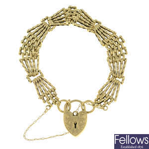 9ct gold bracelet, with 9ct gold padlock clasp