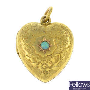 Early 20th century 15ct gold opal locket