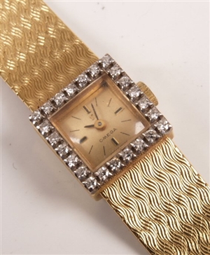 OMEGA - a ladies 18ct yellow gold wristwatch with