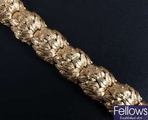 18ct gold fancy link leaf design bracelet. Length