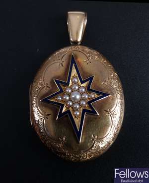 Victorian oval locket with central seed pearl set