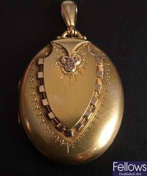 Oval locket with central overlay set a single old