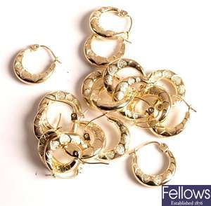 A bag containing a quantity of 9ct gold half hoop