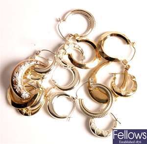 A bag containing a quantity of 9ct gold half hoop