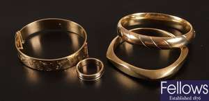 Three 9ct gold bangles, to include a tri-colour