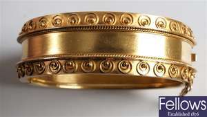 Victorian 15ct gold hinged bangle with detailed