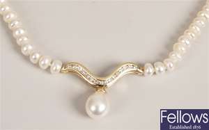 14ct freshwater pearl necklet, with central
