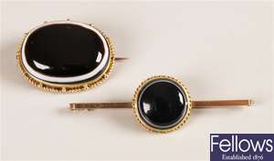 Two brooches to include a 15ct gold oval agate