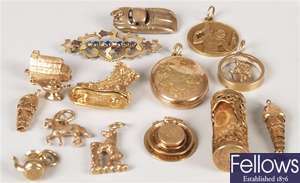 A collection of items, to include a 9ct gold