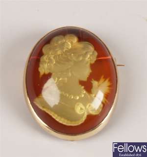 14ct gold amber brooch depicting the carving of a