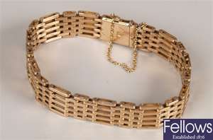 9ct gold gate style bracelet, retangular style