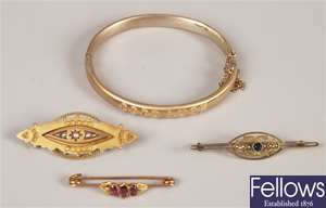 Four items of jewellery to include a 9ct gold bar