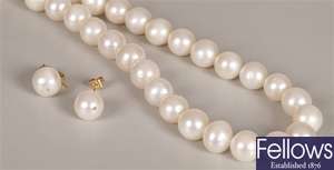 Single row cultured pearl necklace with circular