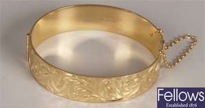 18ct gold hinged bangle with outer scroll