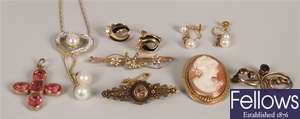 A small collection of items, to include a 9ct