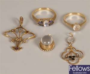 Five items of jewelery to include a 9ct gold open