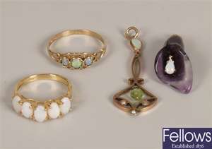 Four items of jewellery to include a 9ct gold