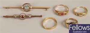 Five items of jewellery to include a 9ct gold bar