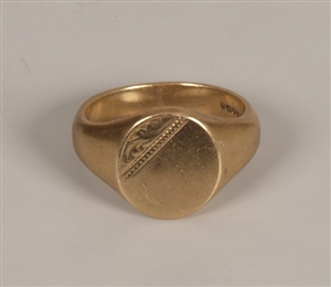 9ct yellow gold oval top signet ring with floral
