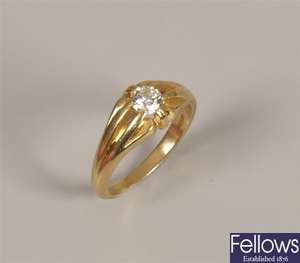 A gentleman's 18ct yellow gold signet ring claw