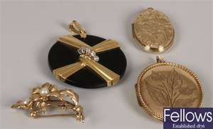 Four items of jewelley to include an 18k gold