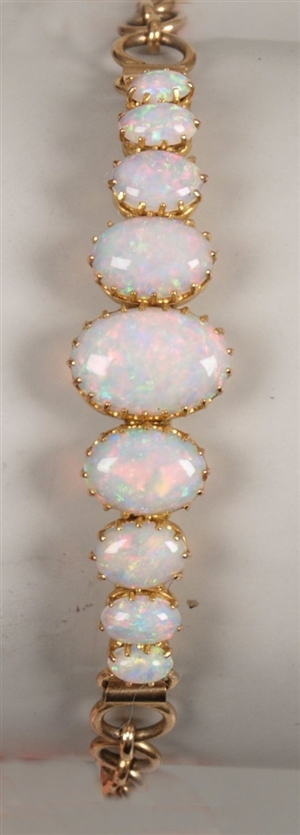 Opal bracelet with a central section of nine