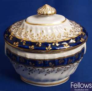A late 18th Century English porcelain sugar bowl