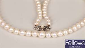 Single row graduated cultured pearl necklet of