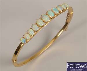 15ct gold graduated opal set hinged bangle (with
