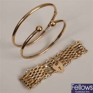 9cxt gold six bar gate link bracelet, a torque