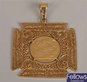 18ct gold pendant with a central sovereign in an