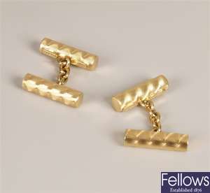 A pair 18ct gold tubular shape chain connecting