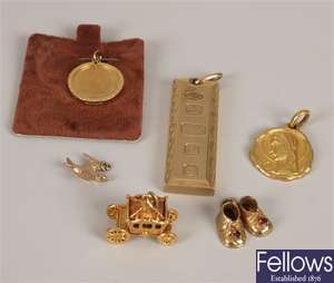 Six items, to include a 9ct gold ingot pendant,