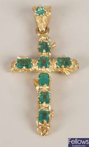 18ct gold emerald cross pendant of 3.5cms
