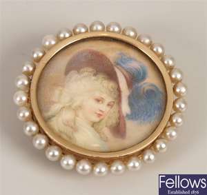 Circular miniature portrait brooch, with a