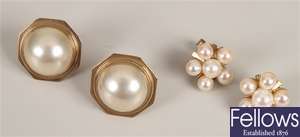 Two pairs of 9ct gold stud earrings to include a