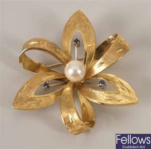 18ct gold flower design brooch with a central