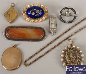 A small quantity of jewellery, to include an oval