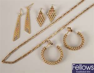 Four items, to include a pair of 9ct gold twist