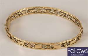 18ct gold open work bangle, with central repeated