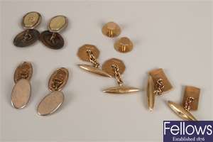 Five items of jewellery to include a pair of 9ct