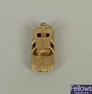 9ct gold Ford GT40 car charm, London 1969. 