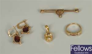 Four items, to include a 9ct gold bar brooch with