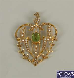 An Edwardian 15ct gold peridot and seed pearl set