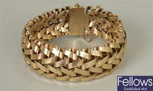 9ct gold textured woven design bracelet. Weight -