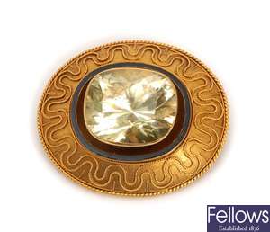 An oval yellow gem set brooch, comprising a