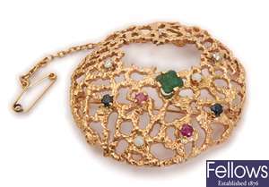 9ct gold abstract openwork round brooch set with