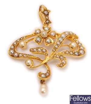 An Edwardian split pearl set floral design
