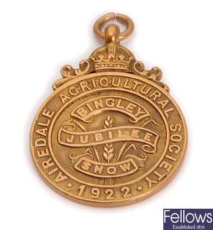 An early 20th century 9ct gold commemorative