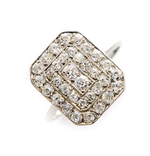 An early/mid 20th century diamond cluster ring,